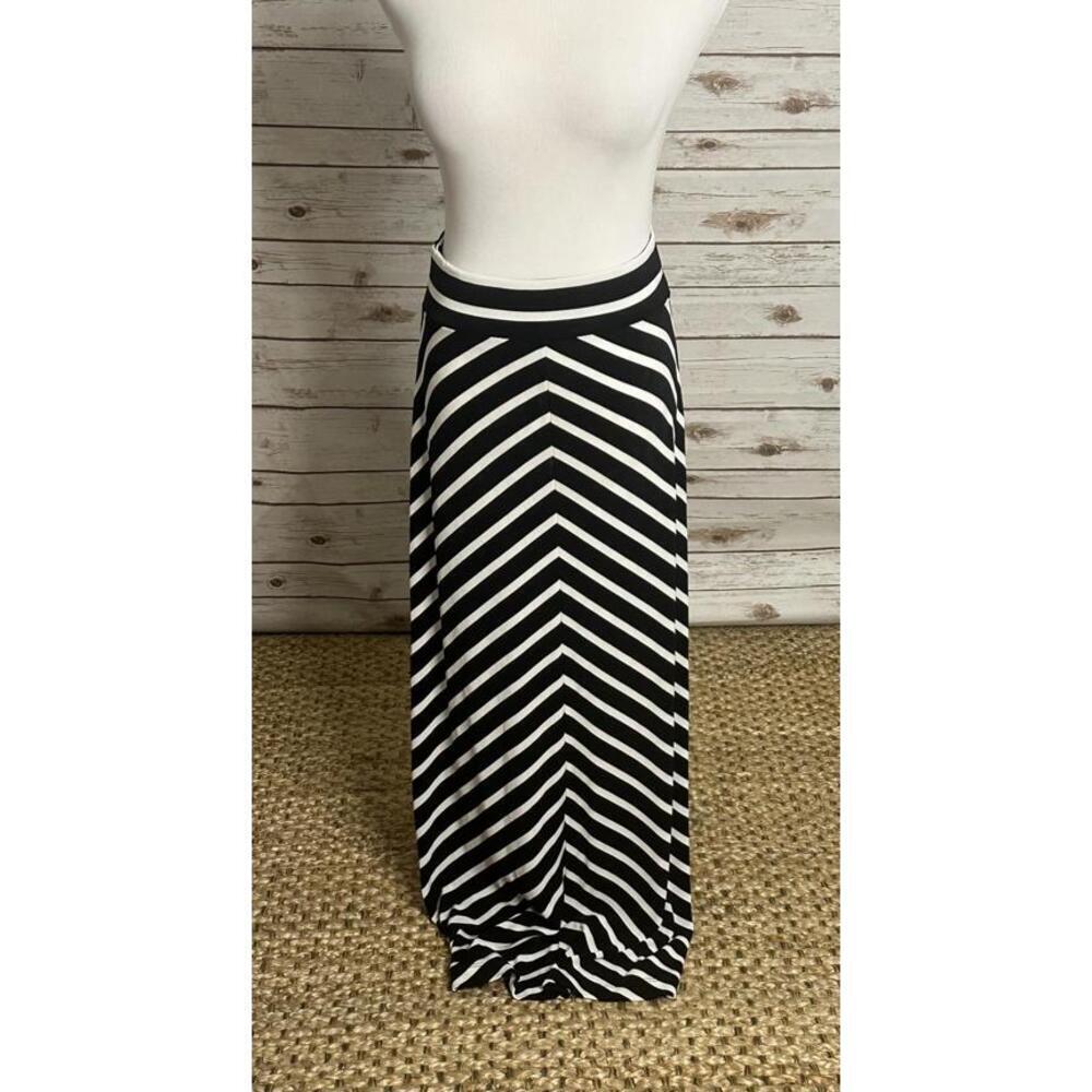 Travelers by Chico's casual black/white chevron maxi skirt Size 1/Med/8